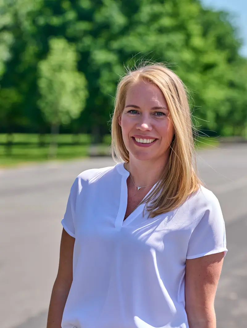 Marlen Vogel, lächelnd im Sonnenschein – zertifizierter Business Coach.